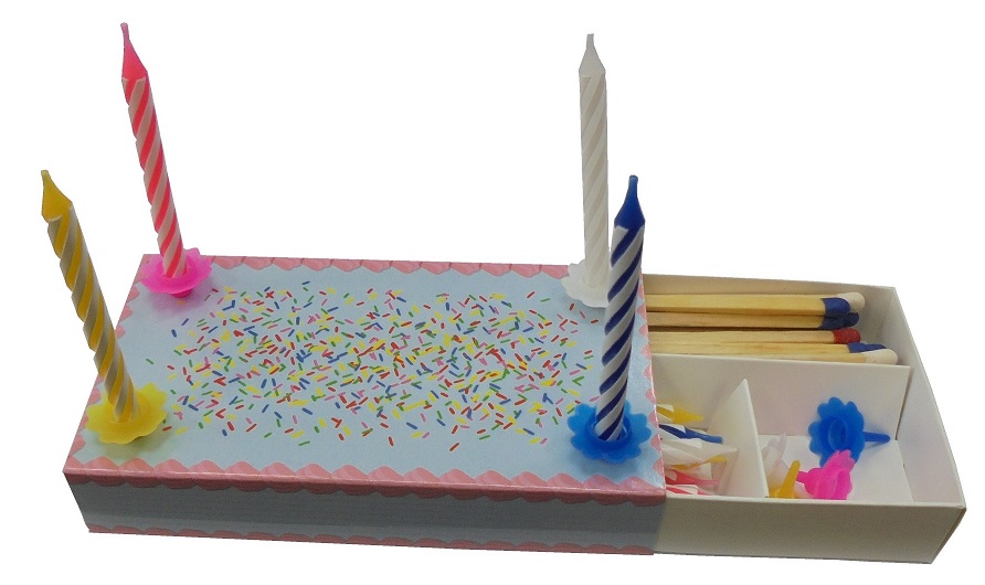 Boîte d'allumettes 112x62x20mm avec bougies d'anniversaire 